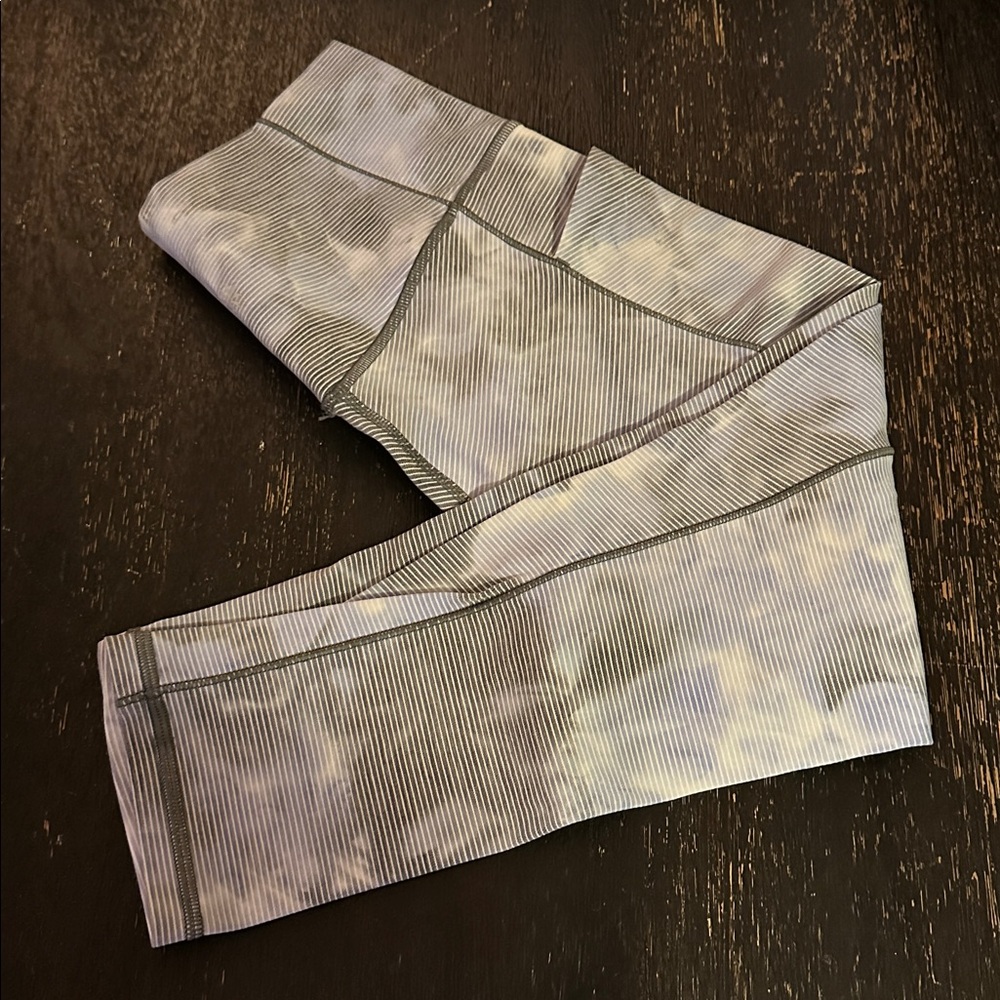Athleta Small Striped capri Leggings in Gray and White